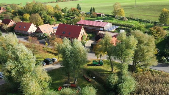 Luftbild von Gessin bei Malchin in der Mecklenburgischen Schweiz. © Screenshot NDR Foto: NDR