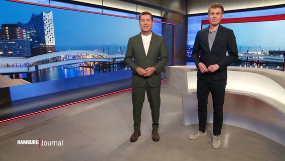 Das Moderatoren Duo aus Jens Riewa und Carl-Georg Salzwedel moderieren das Hamburg Journal. © Screenshot 