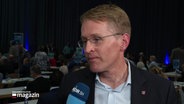 Schleswig-Holsteins Ministerpräsident Daniel Günther wird auf dem Landesparteitag der CDU in Neumünster interviewt. © Screenshot 