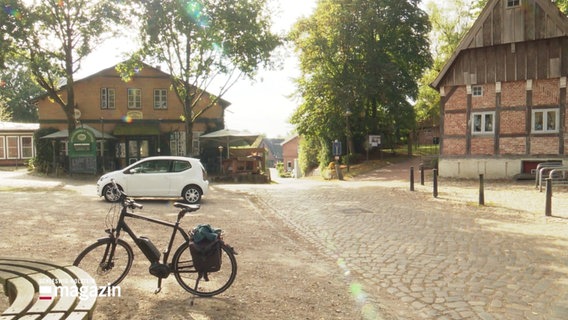 Ein idyllischer Dorfplatz. © Screenshot 