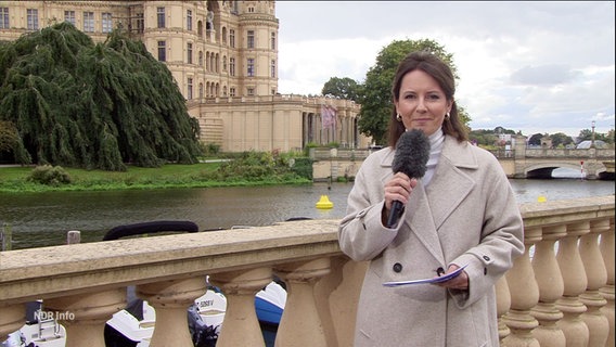 Romy Hille moderiert die Sendung NDR Info - live aus Schwerin. © Screenshot 