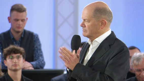 Bundeskanzler Olaf Scholz beim Bürgerdialog in Schwerin bei der Einheitsfeier zum Tag der Deutschen Einheit 2024. © Screenshot 