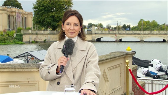 Romy Hiller moderiert die Sendung "NDR Info" - live aus Schwerin. © Screenshot 