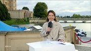 Romy Hiller moderiert die Sendung "NDR Info" - live aus Schwerin. © Screenshot 