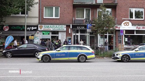 Ein Polizeiauto steht vor dem Juweliergeschäft in der Lübecker Straße. © Screenshot 