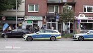 Ein Polizeiauto steht vor dem Juweliergeschäft in der Lübecker Straße. © Screenshot 