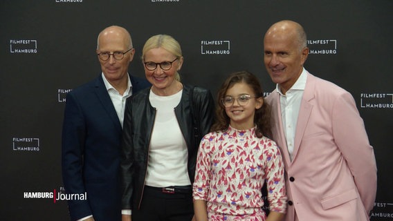 Peter Tschentscher und Familie mit Christoph Maria Herbst beim Filmfest. © Screenshot 