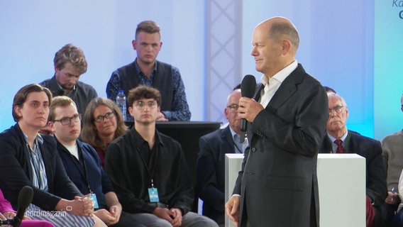 Szene aus dem Bürgerdialog mit Bundeskanzler Olaf Scholz in Schwerin. © Screenshot 