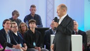 Szene aus dem Bürgerdialog mit Bundeskanzler Olaf Scholz in Schwerin. © Screenshot 