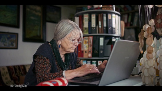 Die Autorin Helga Schubert schreibt auf einem Laptop. © Screenshot 