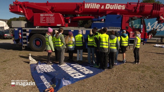 Viele Kinder stehen bei der Verkehrsaktion im toten Winkel. © Screenshot 