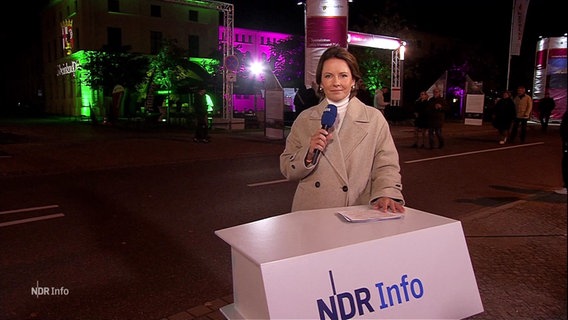 Romy Hiller moderiert aus Schwerin. © Screenshot 