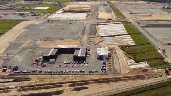 Die Großbaustelle des Batterie-Herstellers Northvolt in Heide aus der Luft betrachtet. © Screenshot 