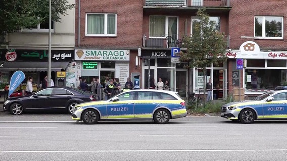 Poliziwagen stehen vor einem Juweliergeschäft in der Lübecker Straße in Hamburg. Das Geschäft wurde zurvor überfallen. © Screenshot 