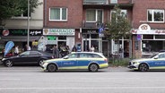 Poliziwagen stehen vor einem Juweliergeschäft in der Lübecker Straße in Hamburg. Das Geschäft wurde zurvor überfallen. © Screenshot 