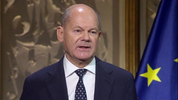 Bundeskanzler Olaf Scholz (SPD) spricht auf dem Festakt im Mecklenburgischen Staatstheater. © Screenshot 