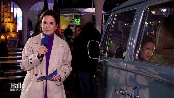 Moderatorin Romy Hiller berichtet live aus Schwerin. © Screenshot 