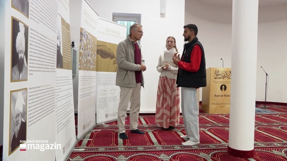 Besucherinnen und Besucher sind in einer Moschee. © Screenshot 