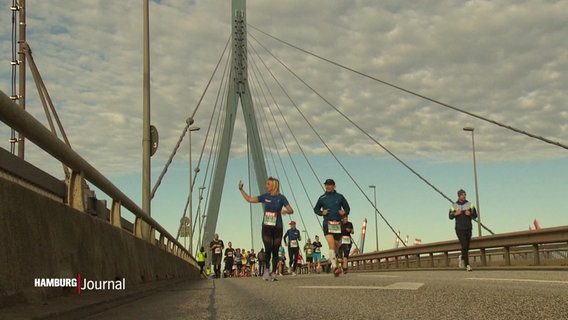 Joggende Menschen auf der Köhlbrandbrücke. © Screenshot 