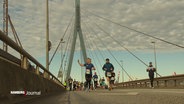 Joggende Menschen auf der Köhlbrandbrücke. © Screenshot 