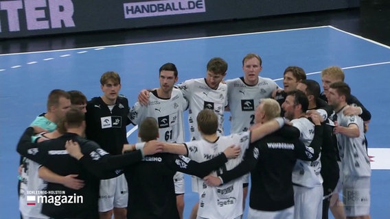 Die Handballer vom THW-Kiel stehen zusammen. © Screenshot 