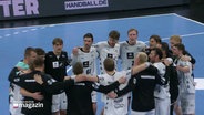 Die Handballer vom THW-Kiel stehen zusammen. © Screenshot 