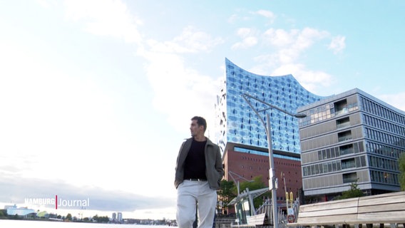 Schauspieler Ivar Wafaei vor der Elbphilharmonie in Hamburg. © Screenshot 