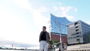 Schauspieler Ivar Wafaei vor der Elbphilharmonie in Hamburg. © Screenshot 