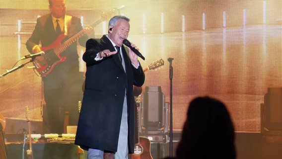 Roland Kaiser beim Konzert in Schwerin. © Screenshot 