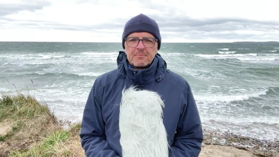 Stefan Kreibohm moderiert das Wetter von der Insel Hiddensee. © Screenshot 