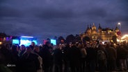 Viele Menschen feiern beim Bürgerfest in Schwerin. © Screenshot 