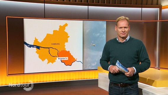 Moderator Thilo Tautz steht im Studio. © Screenshot 