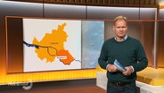 Moderator Thilo Tautz steht im Studio. © Screenshot 