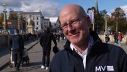 Peter Kranz vom Landesmarketing MV bei einem Interview auf de Schlossbrücke in Schwerin. © Screenshot 