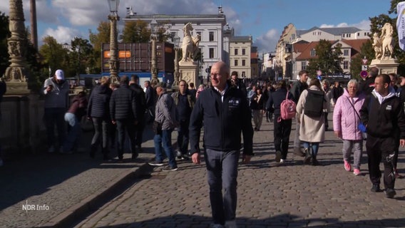 Menschen spazieren auf dem Bürgerfest in Schwerin. © Screenshot 