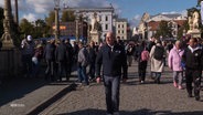 Menschen spazieren auf dem Bürgerfest in Schwerin. © Screenshot 