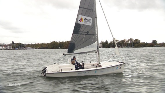 Ein Segelschiff auf dem Wasser. © Screenshot 