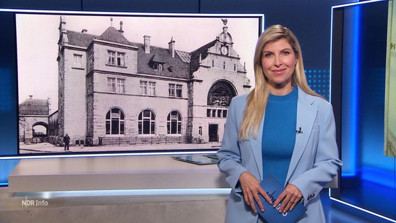 Bibiana Barth moderiert NDR Info. © Screenshot 