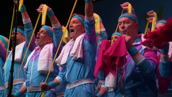 Der schwule Männerchor Scholar Cantorosa bei einem Auftritt im Ohnsorg Theater. © Screenshot 