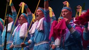 Der schwule Männerchor Scholar Cantorosa bei einem Auftritt im Ohnsorg Theater. © Screenshot 