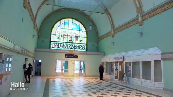 Innenansicht eines Bahnhofsgebäudes in Bad Harzburg. © Screenshot 