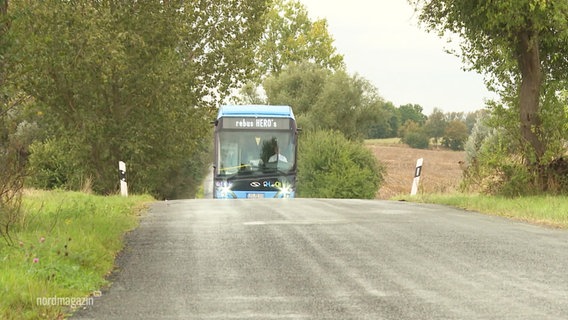 Ein Bus fährt auf einer Straße. © Screenshot 