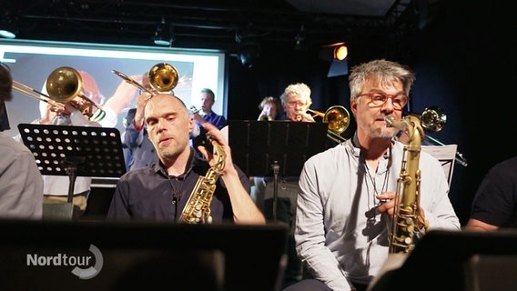 Zwei Saxophonisten einer Bigband. © Screenshot 