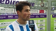 Hansa-Rostock-Spieler Ahmed Gürleyen wird interviewt © Screenshot 