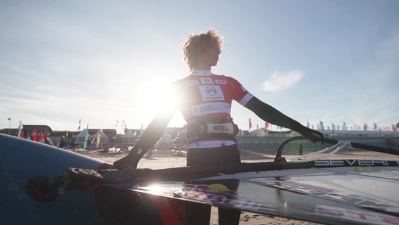 Ein Windsurfer am Strand von Sylt. © Screenshot 