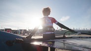 Ein Windsurfer am Strand von Sylt. © Screenshot 