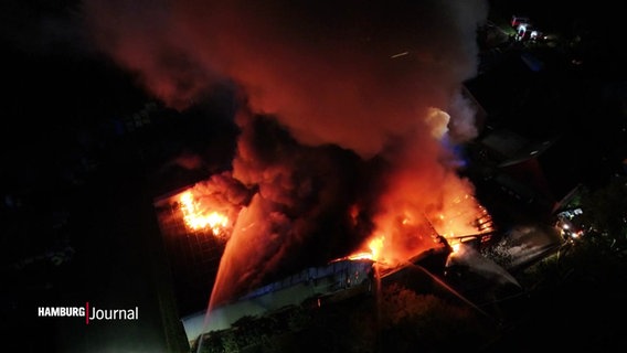 Eine Lagerhalle steht in Flammen. © Screenshot 