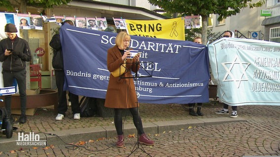 Oldenburgs Bürgermeisterin Nicole Piechotta spricht auf dem Gedenkmarsch. © Screenshot 