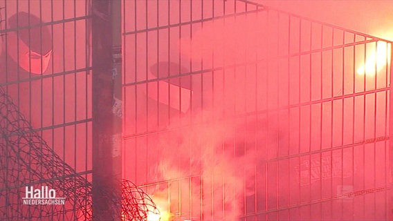 Roter Rauch im Stadion - Fußballfans zünden Bengalos. © Screenshot 