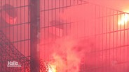 Roter Rauch im Stadion - Fußballfans zünden Bengalos. © Screenshot 